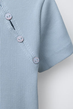 RIBBED T-SHIRT WITH BUTTONS