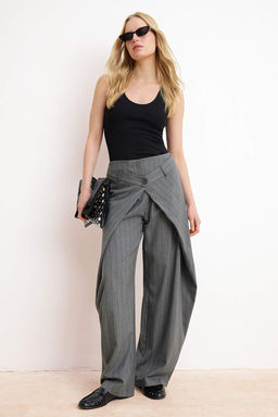 Siyah Fitted/Vucuda Oturan V Yaka Kal?n Ask?l? Kolsuz Fitilli Esnek Orme Atlet TWOSS26AL00021