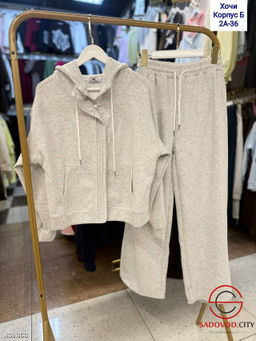 Спортивный женский костюм