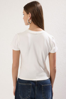 Beyaz Tasl? Asimetrik Fitted/Vucuda Oturan Orme T-shirt TWOSS25BZ00277