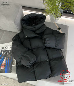 Тёплая зимняя женская куртка с капюшоном.