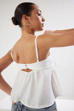 Beyaz Keten Gorunumlu Fiyonk Detayl? Ask?l? Dokuma Bluz TWOSS25BZ00249
