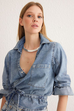 TRENDYOLMILLA Mavi Kruvaze Baglama Detayl? Crop Denim Gomlek TWOSS25GO00023  фото 2