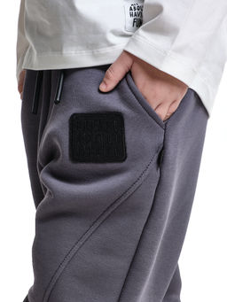 Брюки с шевроном для мальчика штаны спортивные 22-7683 светлый графит - Mini maxi фото 15