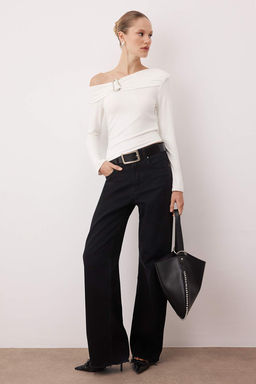 Ekru Asimetrik Yaka Aksesuar Detayl? Fitted Ac?k Omuzlu Orme Bluz TWOAW26BZ00121