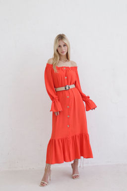 Длинное платье с открытыми плечами красное