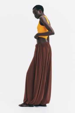 Top cropped sin mangas en punto fino - H&m фото 6
