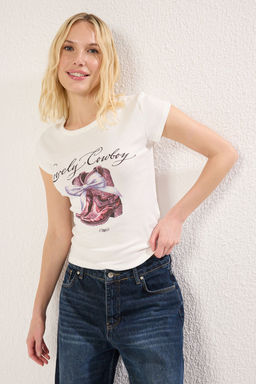 TRENDYOLMILLA Kahverengi Kovboy Bask?l? Fitted/Vucuda Oturan Pamuklu Esnek Orme T-Shirt TWOSS25TS00008