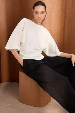 Wardrobe Essentials-Ekru Genis Kal?p Yarasa Kol %100 Pamuk Orme T-Shirt TWOSS26TS00047