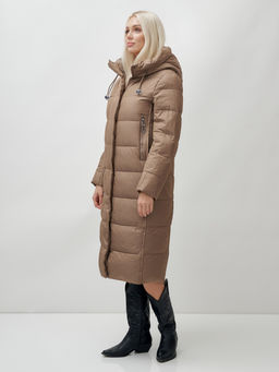 Пальто утепленное стеганное зимнее с капюшоном женское коричневого цвета 9606K