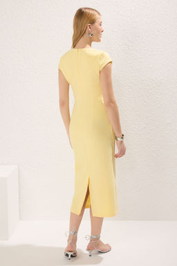 Ac?k Sar? Kemerli Duz Vucudu Saran Midi Dokuma Elbise TWOSS25EL00211