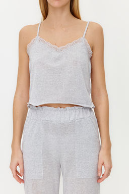 Trendyolmilla Gri Melanj Dantelli, F?rf?r ve Y?rtmac Detayl? Ip Ask?l? Orme Pijama Tak?m? THMSS24PT00005