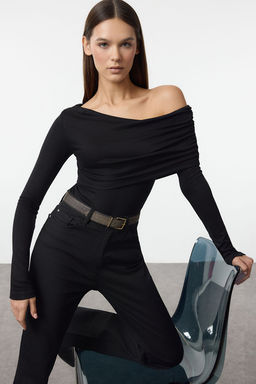 Siyah Asimetrik Yaka Fitted/Vucuda Oturan Esnek Orme Bluz TWOAW25BZ00262