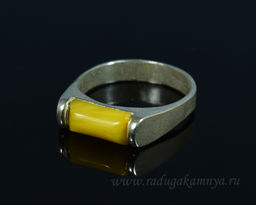 Кольцо с янтарём в посеребрении прямоугольник 10*15мм молочный