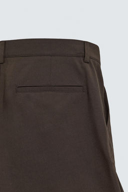 BERMUDA RELAXED FIT PLIEGUES / Chocolate