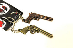 Цена за 2 шт. Брелок металл. "Пистолеты" (KL-42)