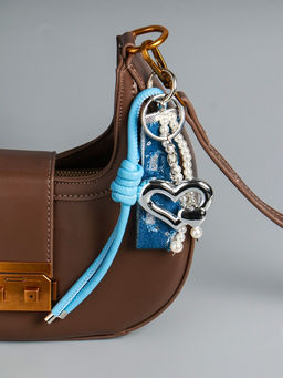 Брелок для ключей на карабине с джинсовым ремешком «Сердце и нить жемчуга», бусины d=0.5 см, на сумку, рюкзак, 18×4.8×2 см