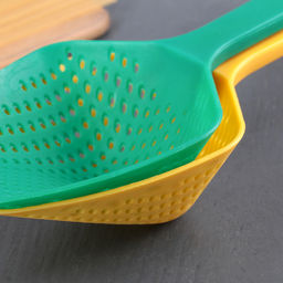 Цена за 2 шт. Ложка-дуршлаг, 34 см, пластик, МИКС