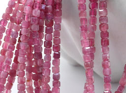 Бусины из турмалина розового кубик гр.3мм, 39см, 136 бусин Радуга камня