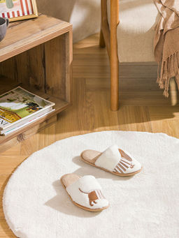 K?pek Nak??l? Kad?n Ev Terli?i