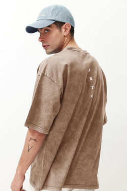 TRENDYOL MAN Antrasit Oversize/Genis Kesim Soluk Efektli Yaz? Bask?l? %100 Pamuklu T-Shirt TMNSS23TS00166
