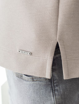 Лонгслив из мягкого фактурного трикотажа с плетеным воротником поло на пуговицах