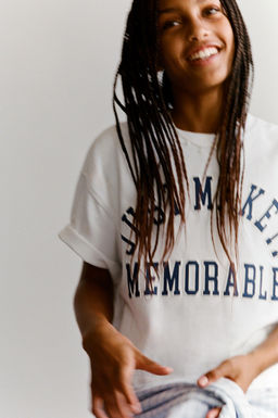CAMISETA VARSITY TEXTO / Blanco