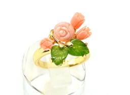 Кольцо с резным камнем из коралла и нефрита, размер 20