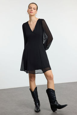 TRENDYOLMILLA Siyah A Kesim V Yaka Aksesuar Detayl? Sifon Astarl? Mini Dokuma Elbise TWOSS24EL01099 фото 2