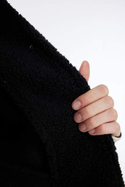 Плюшевая куртка-бомбер с карманами и карманами на кнопках с вышивкой поло большого размера - Defacto фото 9