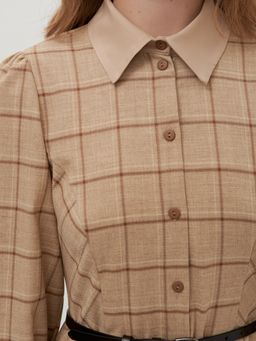 Платье с контрастным воротником и поясом