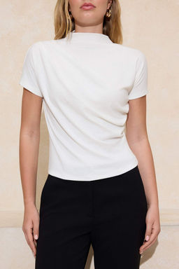 Ekru Regular/Normal Kal?p Dik Yaka K?sa Kollu Buzgulu Triko gorunumlu Orme Bluz TWOSS26BZ00236 - Trendyolmilla фото 3
