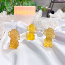 Фигурка резная Болонка из Флюорита