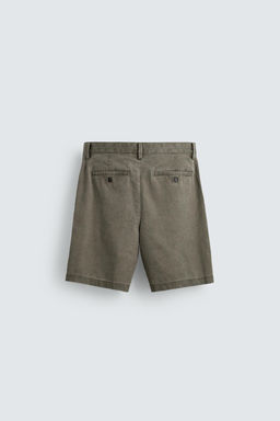 BERMUDA REGULAR FIT PLIEGUES / VERDE