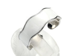 Кольцо модное с эмалью белой, серебристое Радуга камня