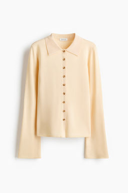 Top de punto fino con tapeta de botones