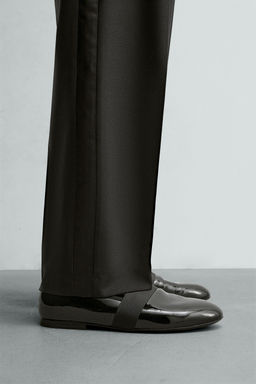 GLOSSY DRESS LOAFERS