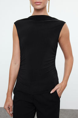 Trendyolmilla Siyah S?rt Detayl? Zincir Aksesuarl? Degaje Yaka Orme Bluz TPRAW25BZ00004