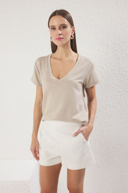 TRENDYOLMILLA Siyah V Yaka Regular/Normal Kal?p Orme T-Shirt TWOSS25TS00196