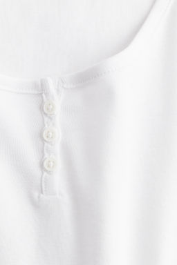 Camiseta con escote en U y tapeta de botones - H&m фото 3