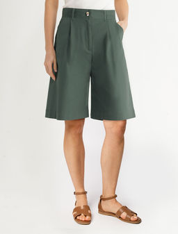Шорты-бермуды с защипами