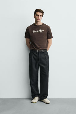CAMISETA TEXTO BORDADO / Marr?n
