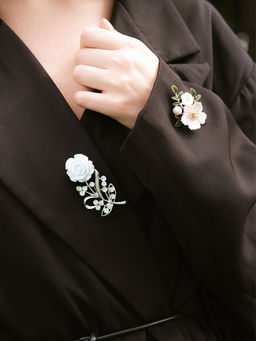Брошь Цветок, роза нежная, цвет белый в серебре
