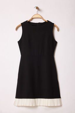 Siyah Etek Ucu F?rf?rl? S?f?r Kol Bisiklet Yaka Skater/Belden Ac?lan idi Orme Elbise TWOSS25EL00235