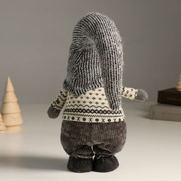 Интерьерная кукла текстильная Дед Мороз в длинном сером колпаке с сердечком, 48 см