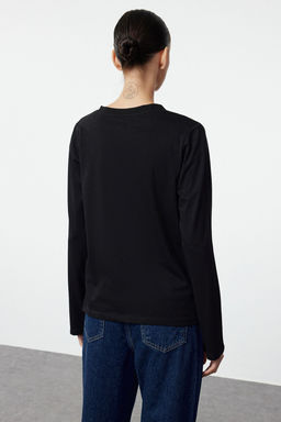 Trendyolmilla Siyah-Beyaz 2li Paket %100 Pamuk V Yaka Regular/Normal Kesim Orme T-Shirt TWOAW25TS00002 фото 3