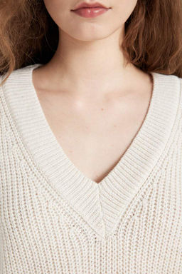 Трикотажный свитер оверсайз с V-образным вырезом - Defacto фото 5