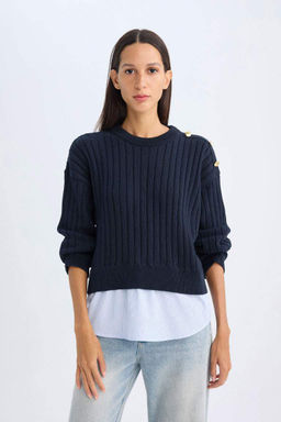 Женский темно-синий свитер в рубчик свободного кроя с круглым вырезом и подола