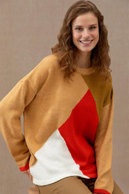 Женский свитер песочного цвета с круглым вырезом Неожиданная скидка в корзине