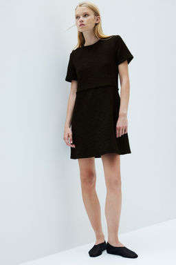 Vestido con botones decorativos